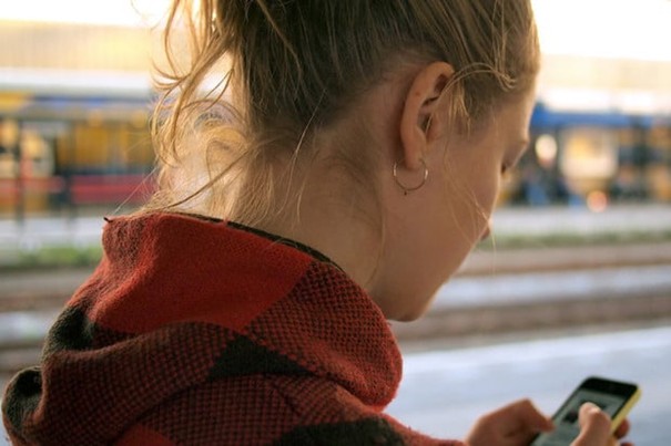 Tillbringar du för mycket tid framför skärmar? Så kan meditation hjälpa